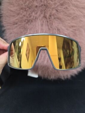 Mirrored Shield Sunglasses - Amber Lens( Oakley)It has some scratches.